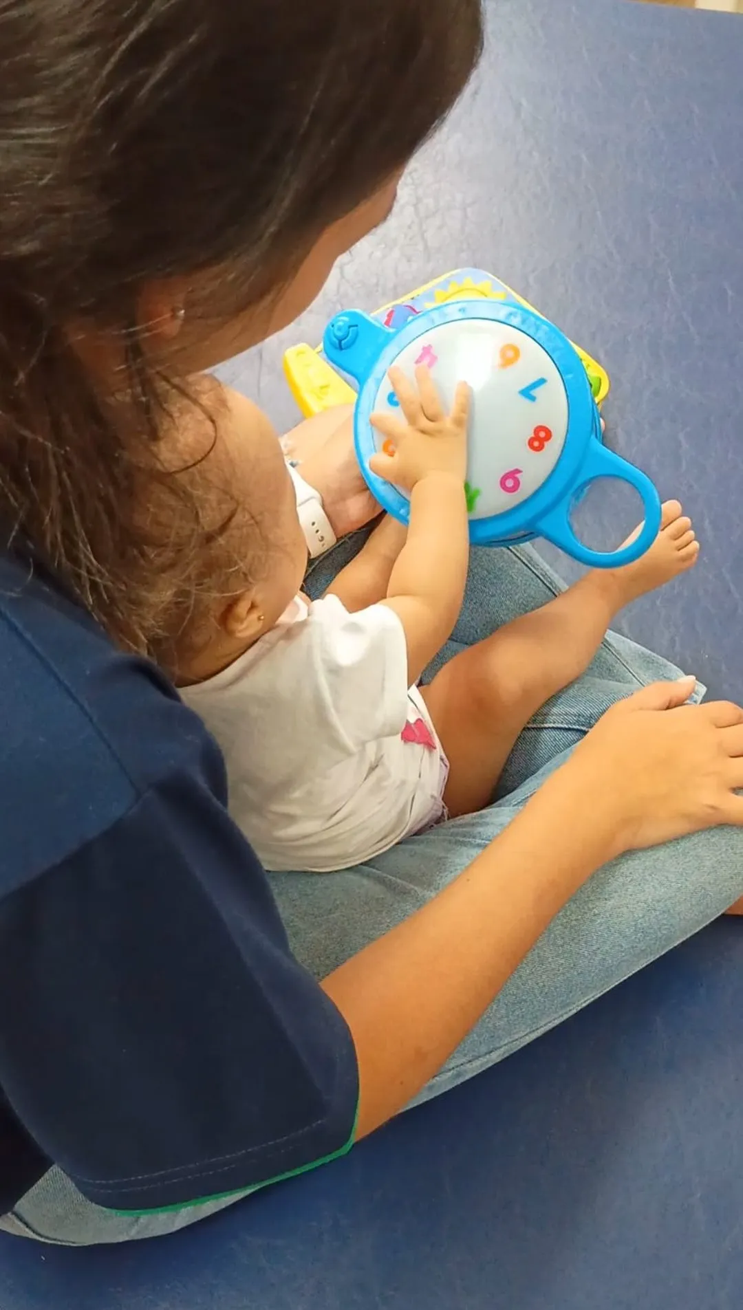 Bebê em terapia de estimulação precoce com bola terapêutica